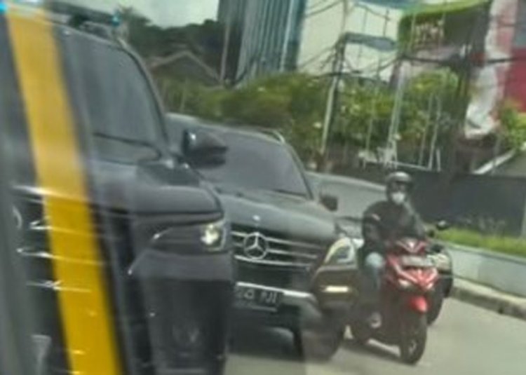 Viral, Video Mobil Fortuner Pakai Strobo Ngotot Minta Jalan