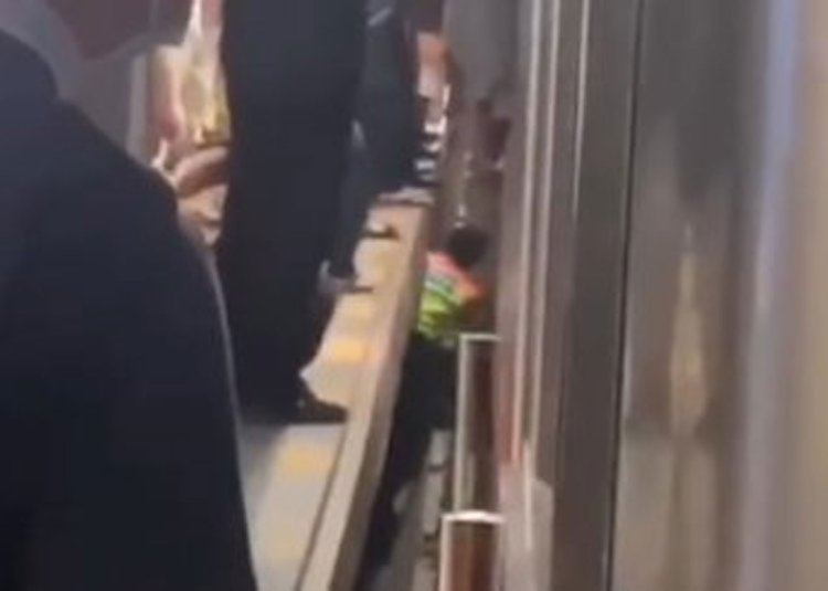 Petugas Evakuasi Penumpang Jatuh Masuk Celah Peron di Stasiun Sudirman