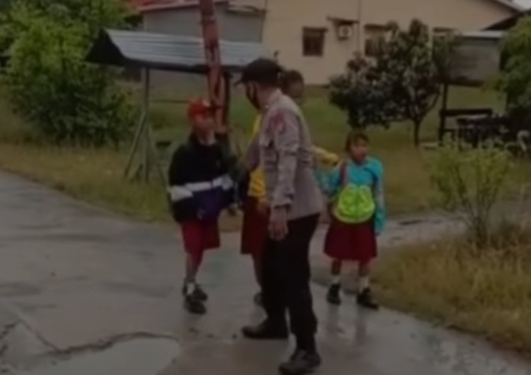 Viral! Polisi Bantu Sebrangkan Anak-anak SD Labuhan Batu Utara