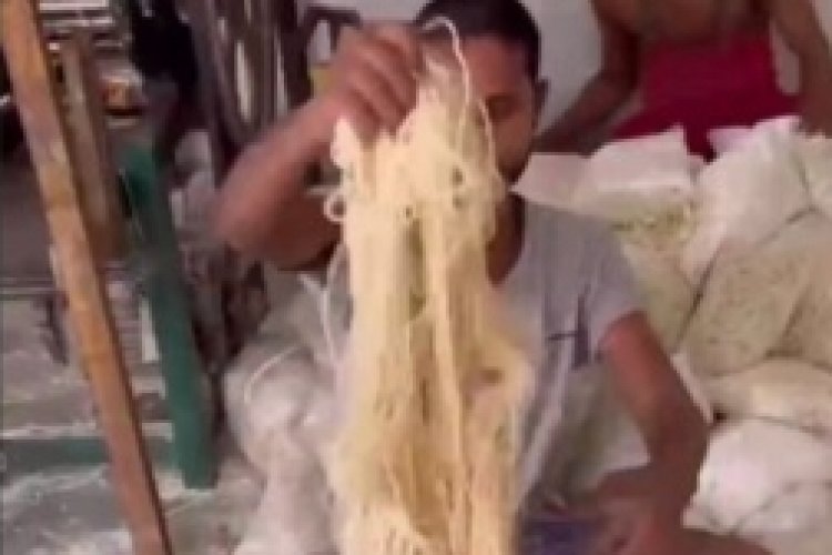 Pembuatan Mie di Lantai dan Diaduk Tangan Telanjang, Netizen: Gak Higienis Banget