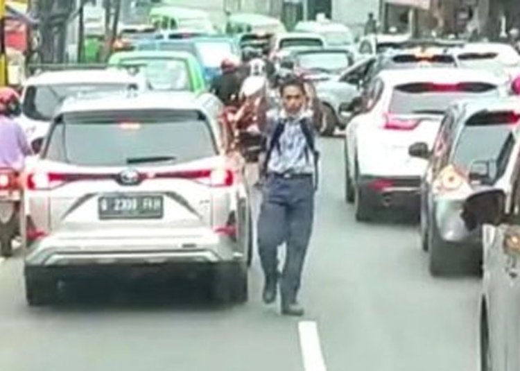 Viral Aksi Heroik Pelajar SMP Bantu Buka Jalan Mobil Damkar yang Terjebak Macet di Bogor