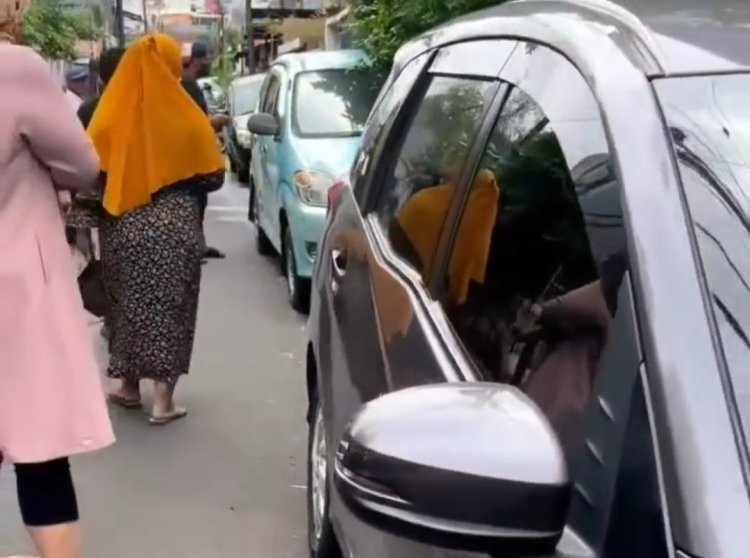 Viral Seorang Warga Mengeluh Akses Rumahnya Tertutup Mobil Pelanggan Bakmi Parkir