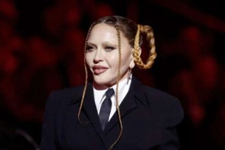 Wajah Aneh Madonna di Grammy 2023 Bikin Panglling