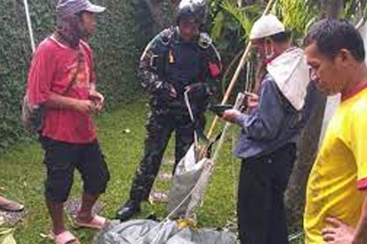 Pasukan Terjun Payung TNI Mendarat di Rumah Warga