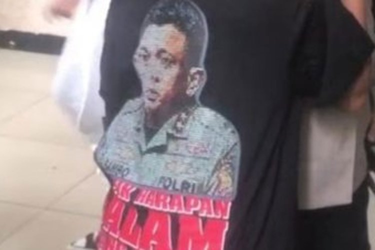 Muncul Fans Sambo Pakai Kaus 'Pejuang Keadilan' di Sidang Vonis