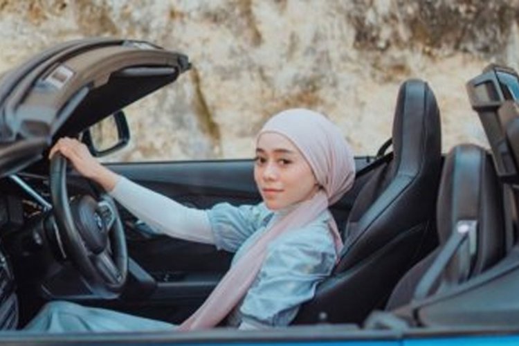 Lesti Kejora Unggah Foto Naik Mobil Sport, Gaya Hijabnya Disorot Warganet
