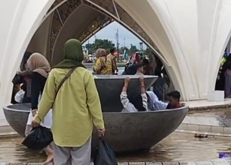 Duh! 3 Remaja Ini Masuk ke Dalam Kolam Air Mancur Masjid Al Jabbar Bandung