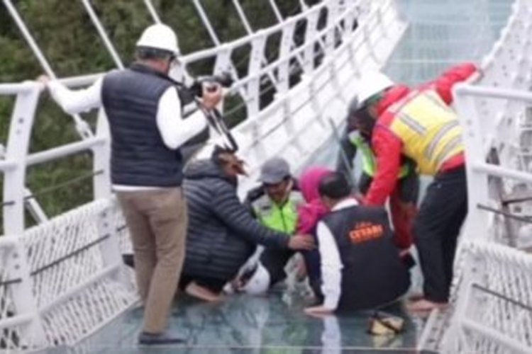Gubernur Jatim Sempat Terpeleset Saat Jajal Jembatan Kaca Bromo
