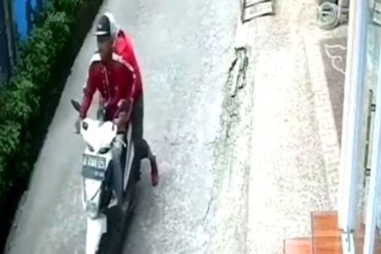 Viral Video Rekaman CCTV Diduga Pelaku Tabrak Lari Buang Korban di Depok