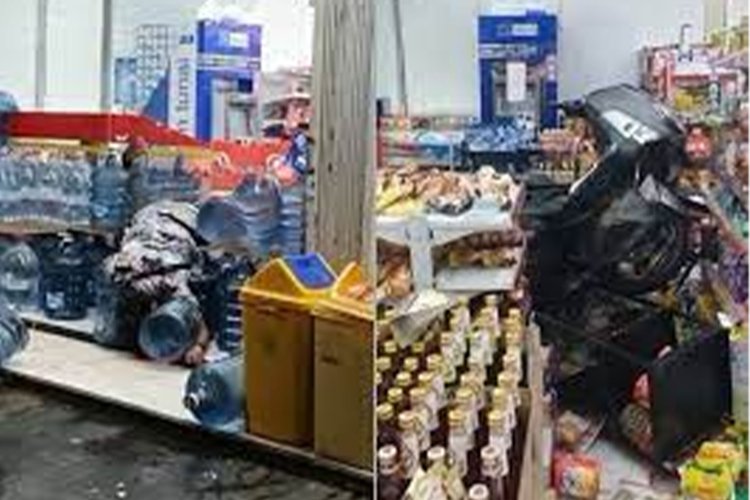 Diduga Ngantuk, Pemotor NMax Seruduk Minimarket di Kemang