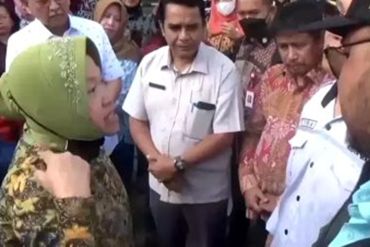Risma Sujud Setelah Ditagih Janji Hibah Lahan di Kota Bandung