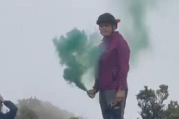 Viral Seorang Pendaki Nyalakan Bom Asap di Puncak Gunung Gede