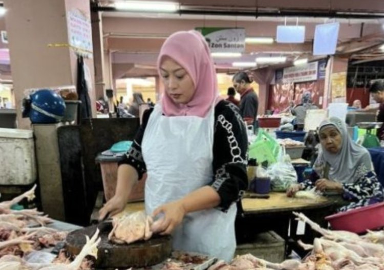 Wanita Ini Jualan Ayam Potong di Pasar Usai 13 Tahun Jadi Pramugari