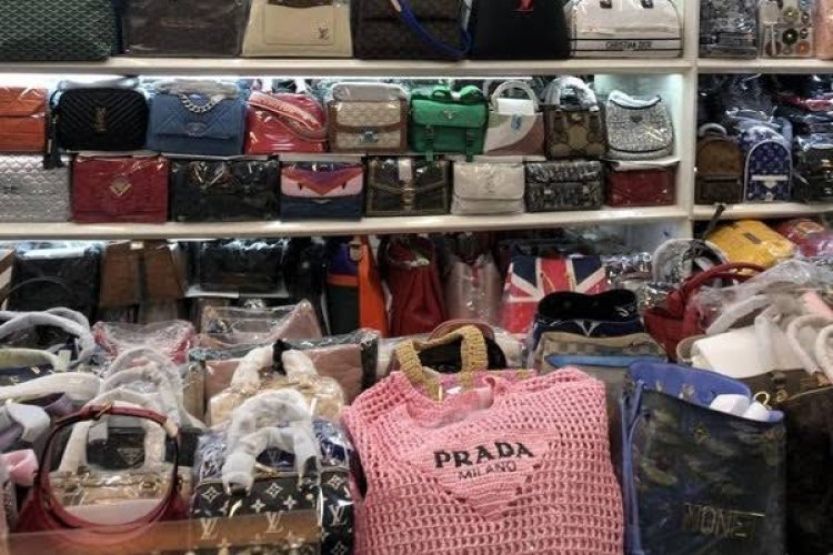 Foto : Pedagang Tas KW Branded di Mangga Dua Mengaku Tak Pernah Dapat  Pelanggan Ibu-ibu Pejabat