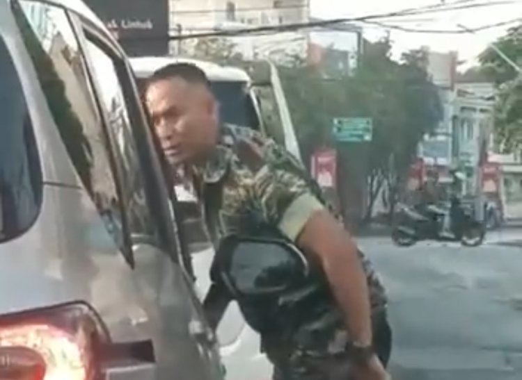 Viral Video Oknum TNI Diduga Ancam Pengemudi Mobil Pakai Sajam