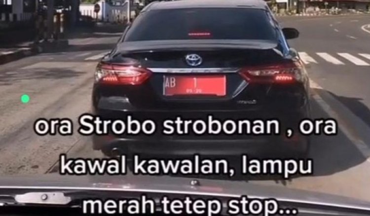 Viral Mobil Sultan Hamengkubuwono X Berhenti saat Lampu Merah Tanpa Strobo dan Pengawalan