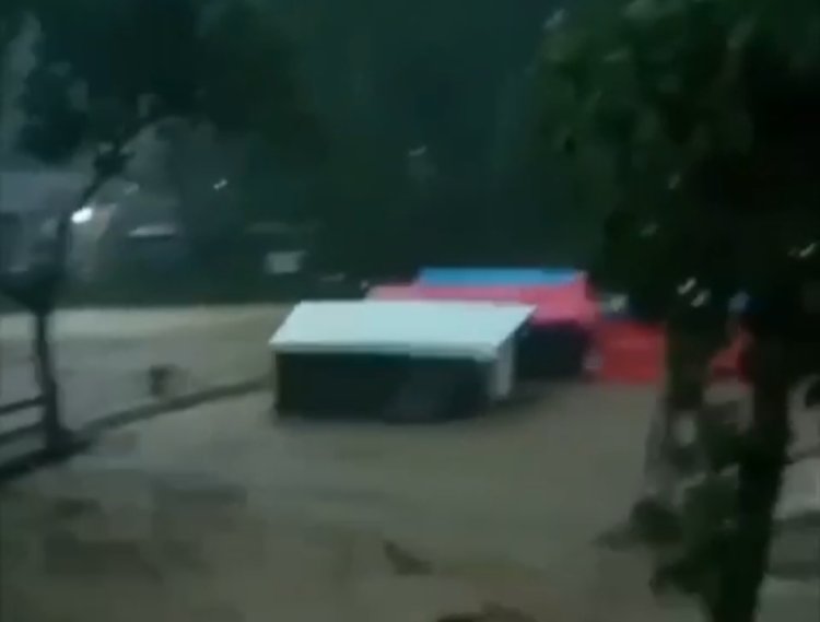 Hujan Deras di Cianjur, Membuat Tenda Pengungsian Hanyut Terbawa Arus Banjir