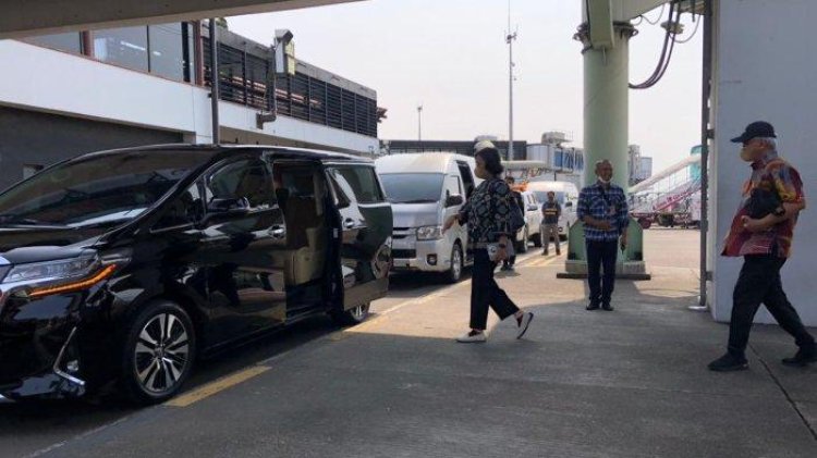 Viral,  Alphard Masuk Apron Bandara Soetta, Netizen: Alphard Sakti