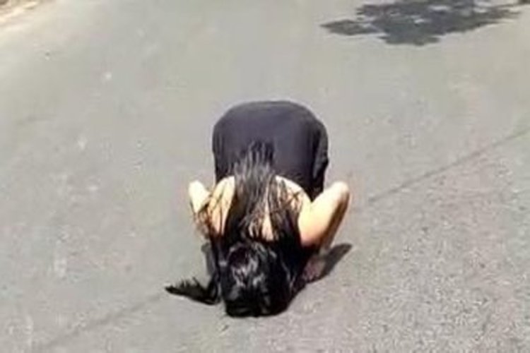 Heboh! Wanita Berambut Panjang Berkemben Hitam Sujud di Jalanan Medan