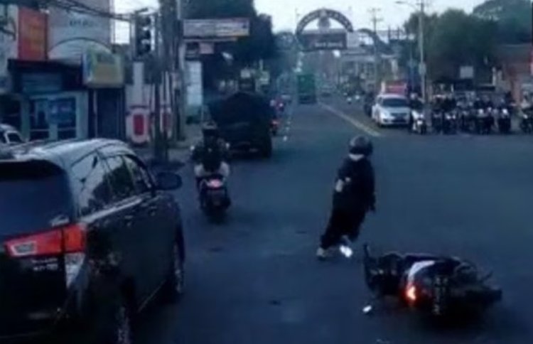 Viral Wanita Ini Panik Lari Tinggalkan Motor di Tengah Jalan saat Dengar Sirine Damkar