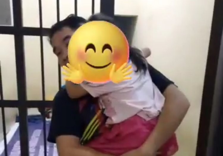 Viral, Polisi Bukakan Pintu Sel agar Anak Bisa Peluk Ayahnya yang Sedang Ditahan di Jambi