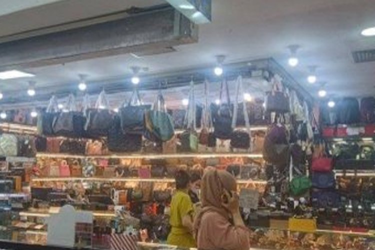 Pedagang Tas KW "Branded" di Mangga Dua Mengaku Tidak Pernah Ada Pelanggan Ibu Pejabat