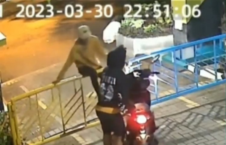 Viral Dua Pencuri Terekam Kamera CCTV, Angkat Motor Lewati Portal