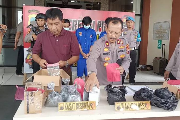 Polisi Tangkap Penjual 10,7 Kg Bahan Mercon Melalui COD di Temanggung
