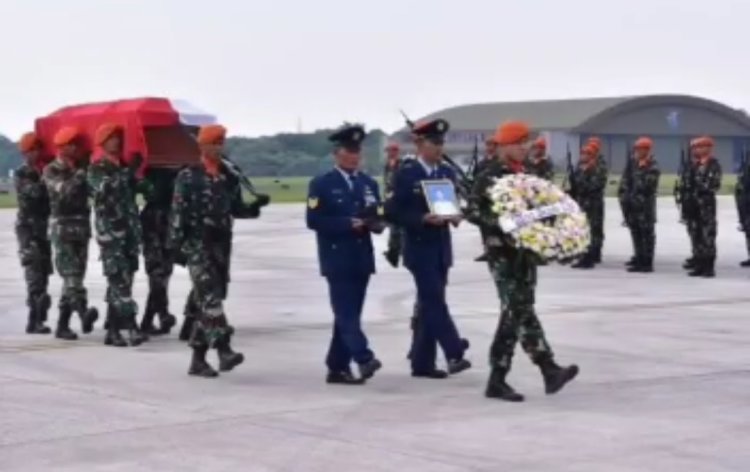 Penerjun Payung TNI AU Gugur Usai Tabrakan di Udara