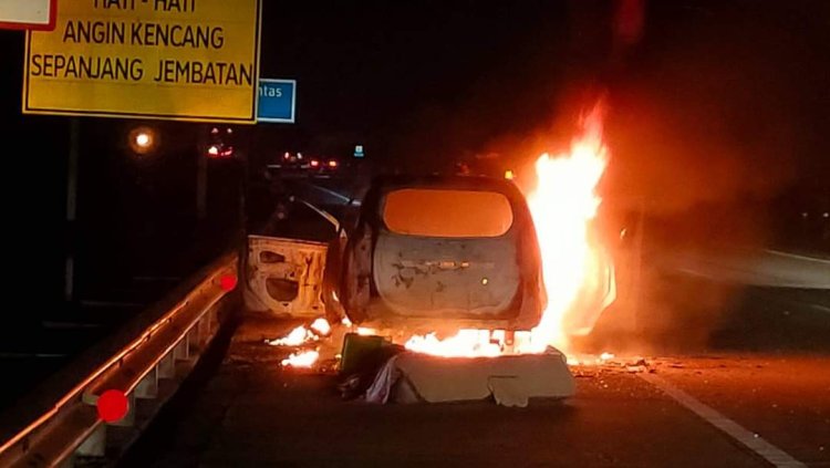 Mobil Pemudik Terbakar di Tol Mojokerto