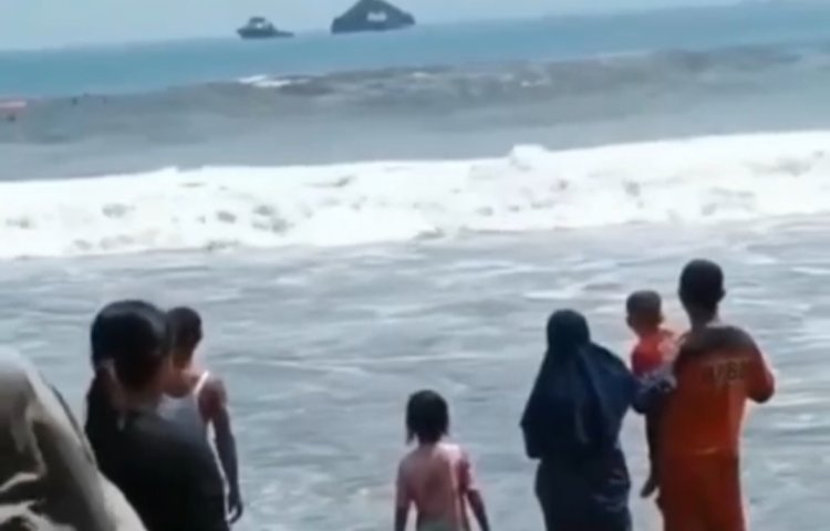 17 Wisatawan Terseret Ombak di Pantai Sukabumi, 5 Orang Masih Dalam Pencarian