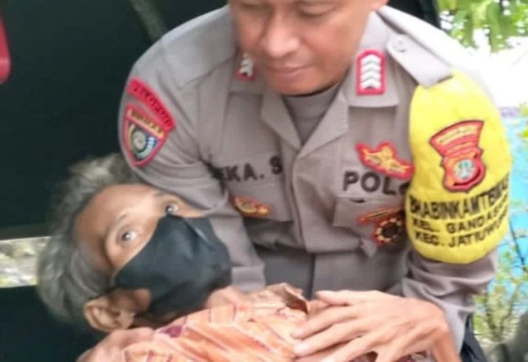 Pria Paruh Baya Lumpuh Diduga Dibuang Anaknya di Pinggir Jalan Tangerang