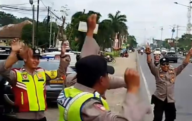 Viral! Aksi Polisi Lalu Lintas Jaga Jalur Mudik Lebaran Joged Diiringi Klakson Bus Telolet di Subang