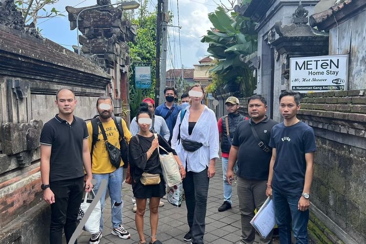 Viral 3 WNA Rusia Diduga Berpose Tak Pantas di Pura Besakih, Ditangkap Imigrasi Bali