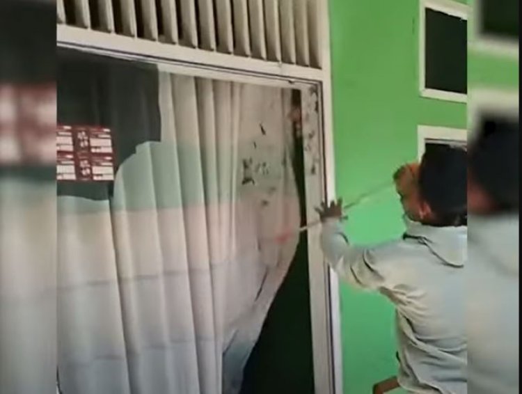 Viral! Pria Pecahkan Kaca Rumah Gegara Tidak Terima Ditinggal Nikah Kekasih