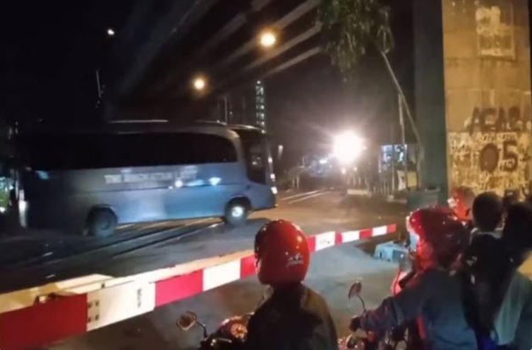 Viral, 2 Bus TNI AL Nyaris Ditabrak Lokomotif saat Terobos Palang Pintu KA