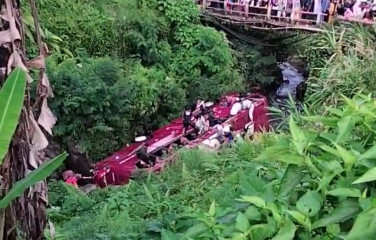 BREAKING NEWS: Bus Masuk Jurang di Kawasan Wisata Guci Tegal