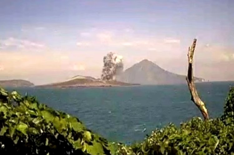 Gunung Anak Krakatau Kembali Erupsi Semburkan Abu Vulkanik