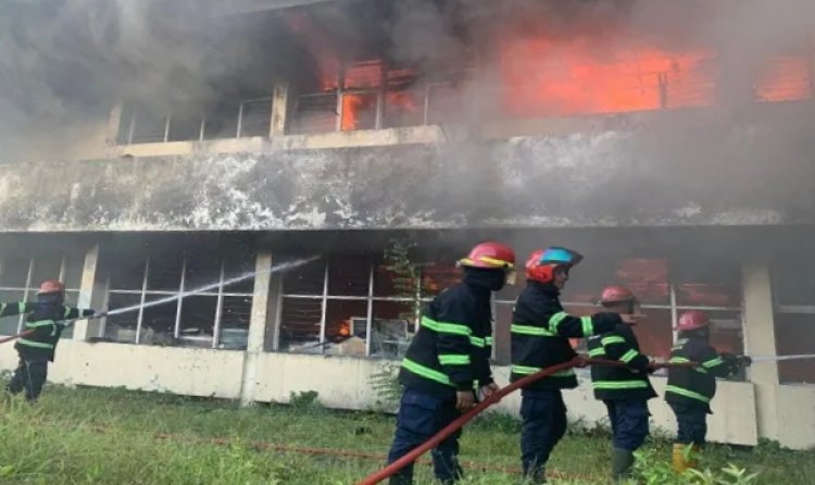 Kebakaran Landa Gedung Bekas Kantor Pajak Padang