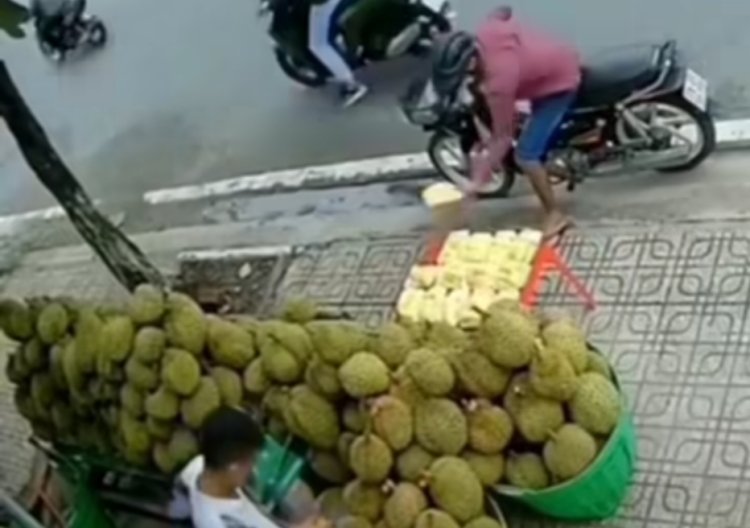 Viral Pura-pura Beli Pemotor Kabur Bawa Durian