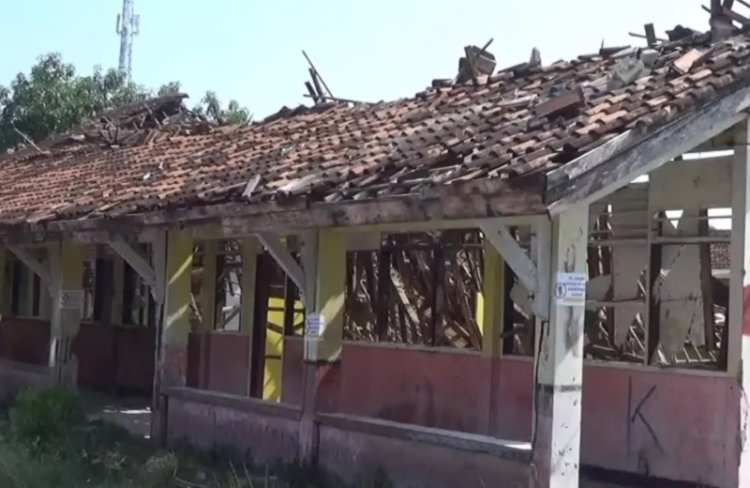 Viral Detik-Detik Bangunan Sekolah Ambruk di Karawang