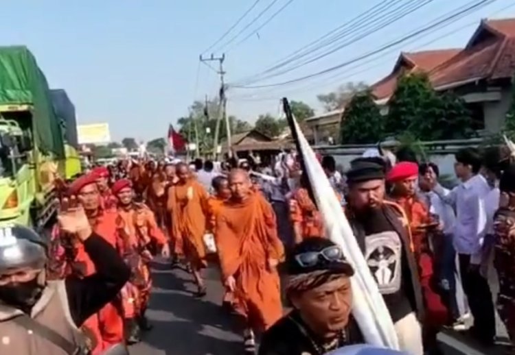 32 Biksu yang Melintas di Indramayu disambut Warga