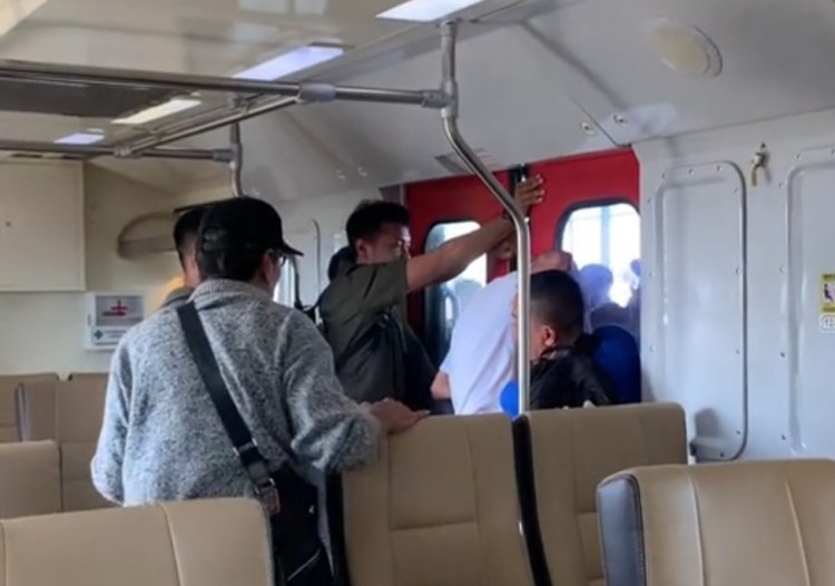 Viral Kepala Penumpang Terjepit Pintu Kereta Bandara, Railink Minta Maaf