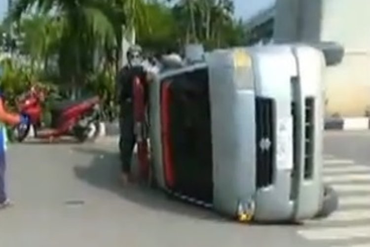 Viral! Saat Bawa Jenazah, Ambulans Terguling di Palembang