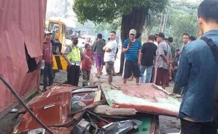 Truk Kontainer Terguling di Bekasi, Timpa Angkot hingga Remuk