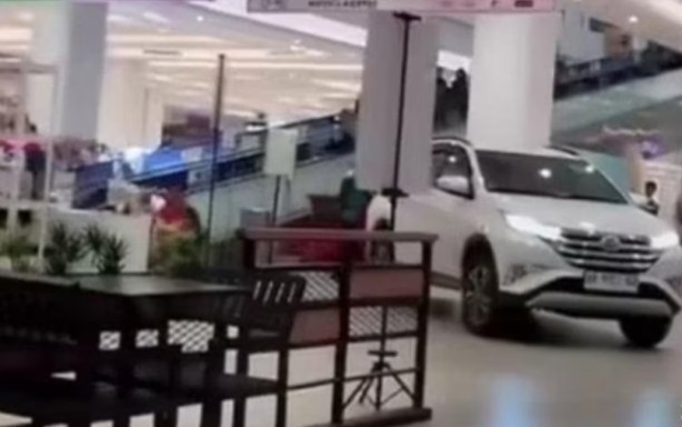 Viral Mobil Terobos Masuk Transmart Padang, Bikin Panik Pengunjung Mal