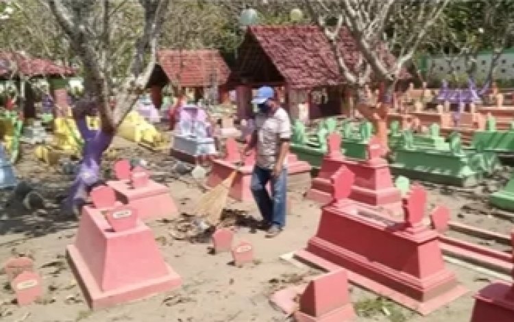Hilangkan Kesan Angker, Makam  Dicat Warna-warni di Malang