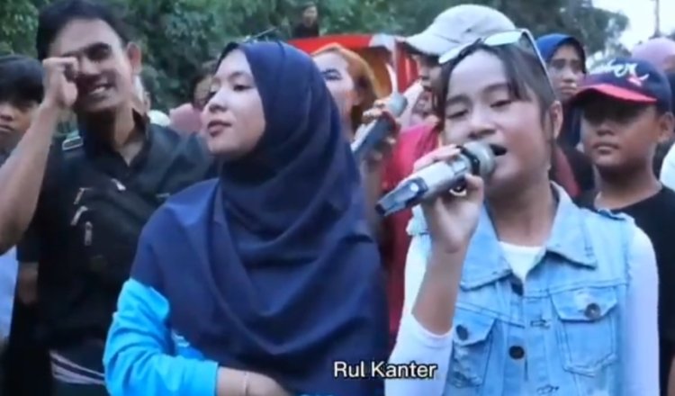 Viral Emak-emak Rebut Mic si Gadis yang Sedang Bernyanyi Merdu, Netizen: Emaknya Siapa Sih