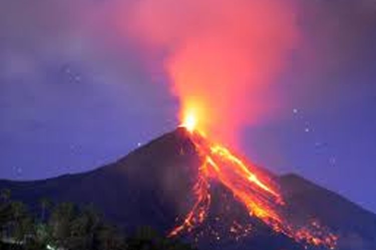 Luncuran Lava Pijar Gunung Api Karangetang Capai 1500 Meter