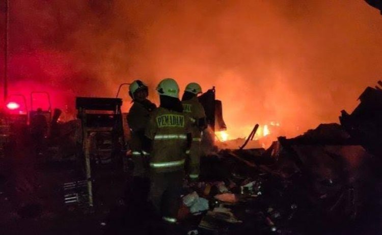 Pabrik Tripleks di Duren Sawit Terbakar, 22 Damkar Diterjunkan